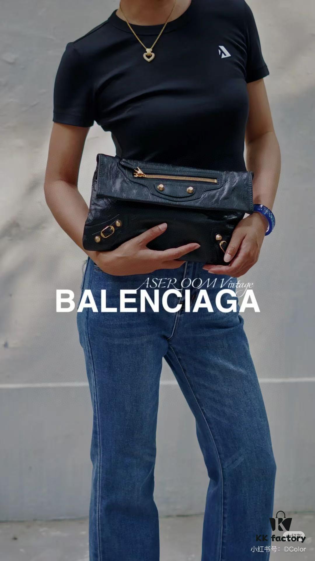 6930db046e68136f4d9b1abe Vintage Balenciaga Motorbike Bag - Finally Appreciating the Cool Charm of This Style