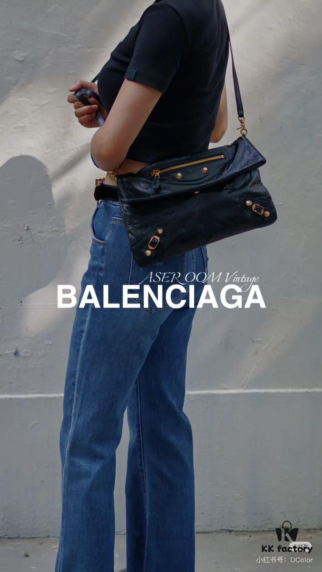6930db066e68136f4d9b1ac1 Vintage Balenciaga Motorbike Bag - Finally Appreciating the Cool Charm of This Style