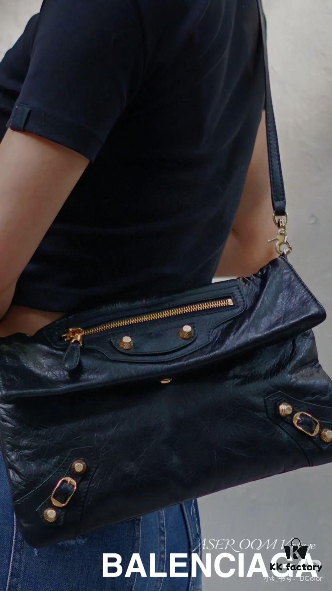 6930db066e68136f4d9b1ac2 Vintage Balenciaga Motorbike Bag - Finally Appreciating the Cool Charm of This Style