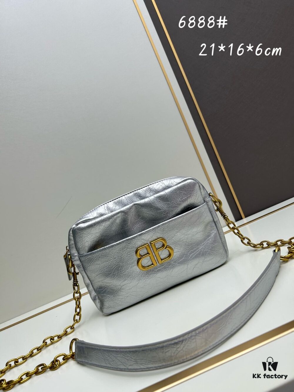6930db346e68136f4d9b1af6 Small Size Balenciaga New Camera Bag with Box