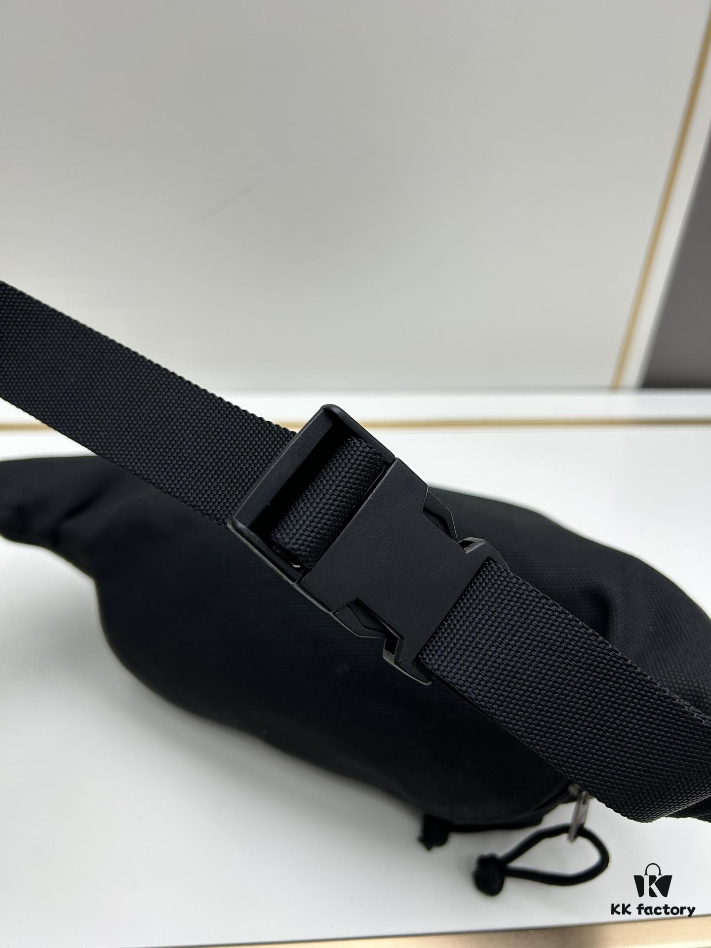 6930dbac6e68136f4d9b1b7e Balenciaga Fashion Waist Bag Makes You the Street Style Star