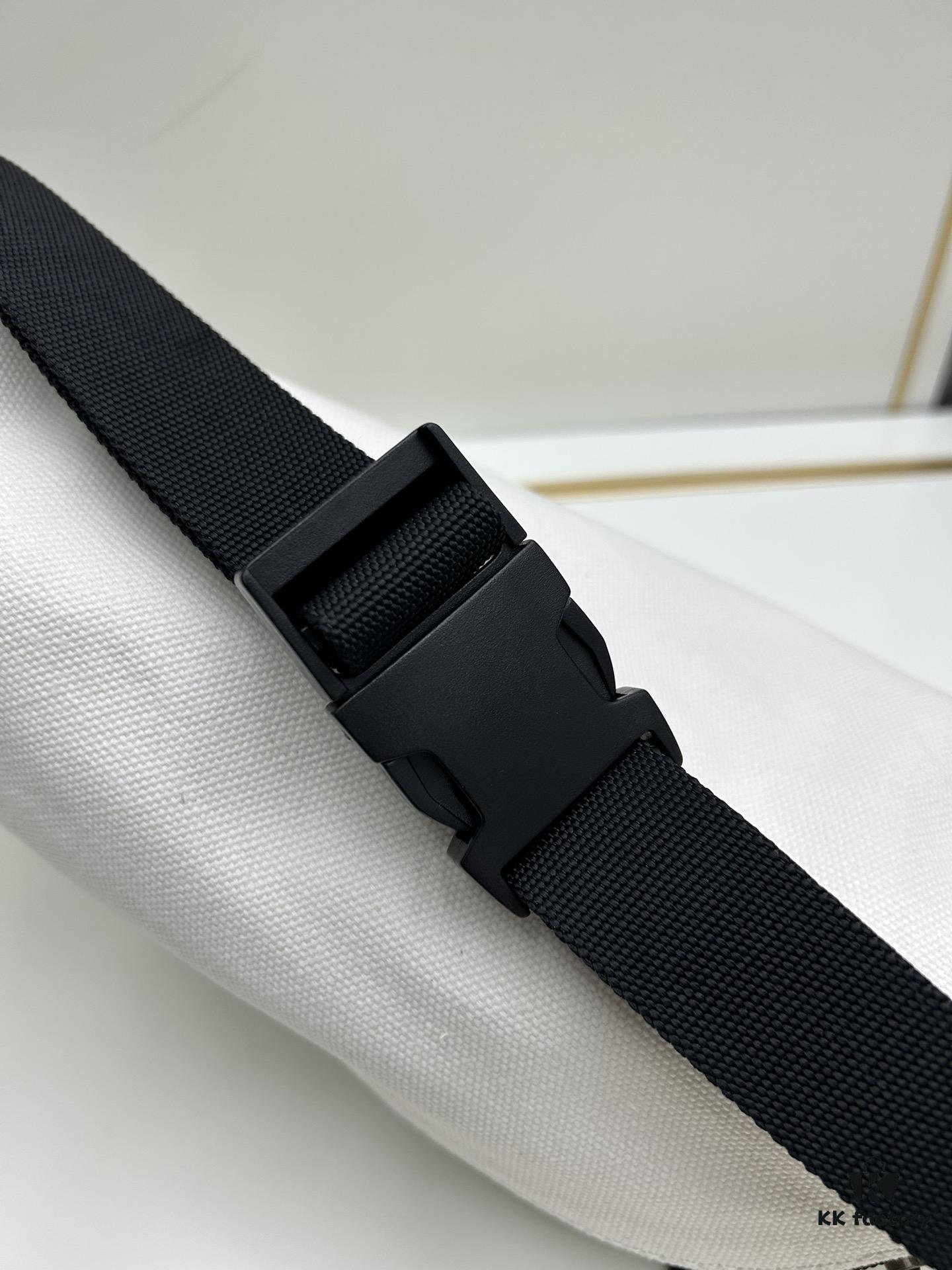 6930dbb36e68136f4d9b1b88 Balenciaga Fashion Waist Bag Makes You the Street Style Star
