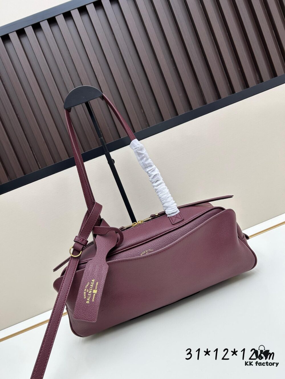 6930dcdf6e68136f4d9b1d1b Gift Box Included 🎁, Balenciaga Size 30.9X11.9X11.9cm, Full-Grain Leather Material, 2025 New Minimalist Tote Bag 🛍️ Essential for Early Risers