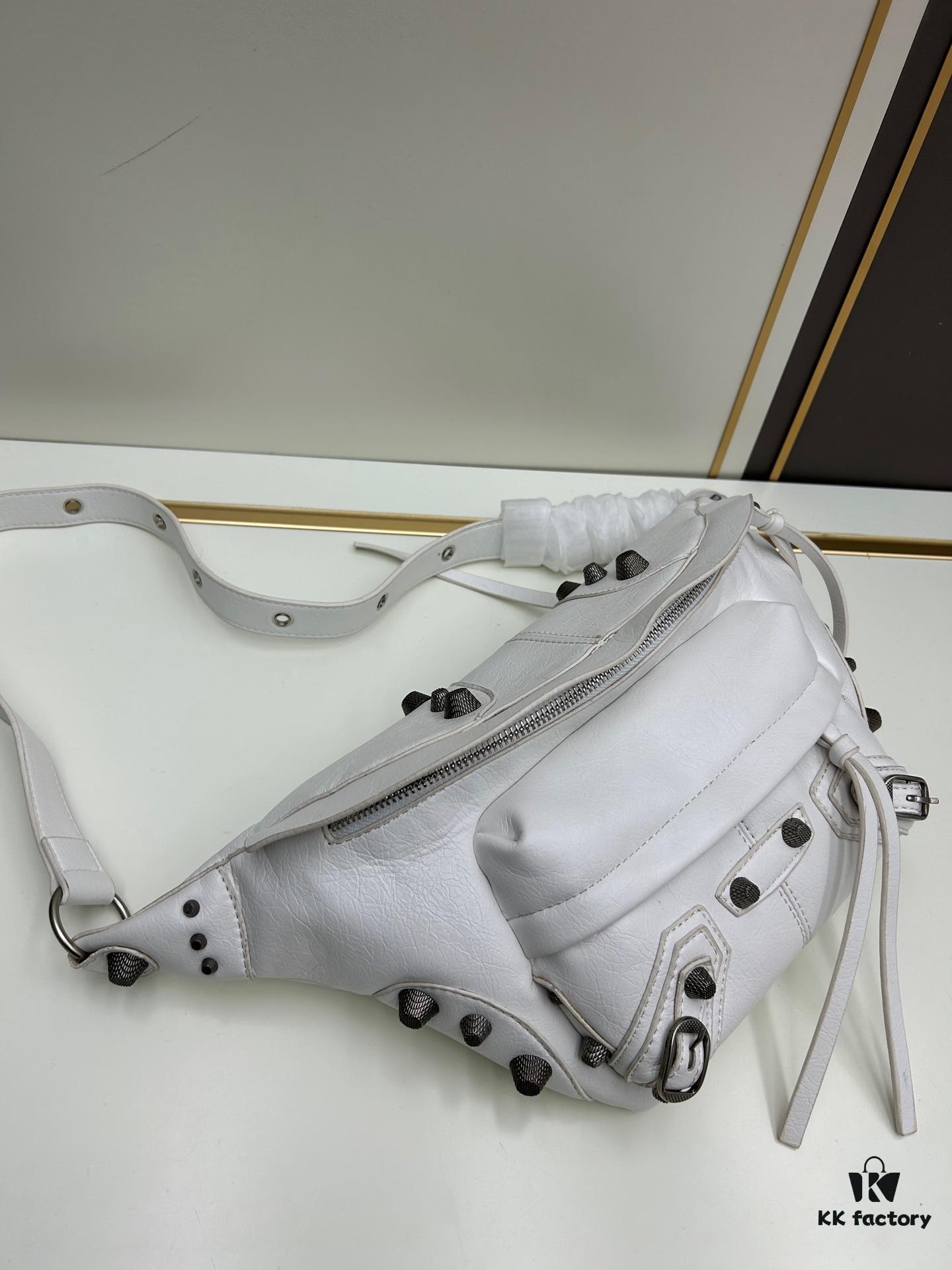 6930e0f46e68136f4d9b2281 Balenciaga LE CAGOLE ||| LE CAGOLE MEN Medium Black Grained Lamb Leather Belt Bag