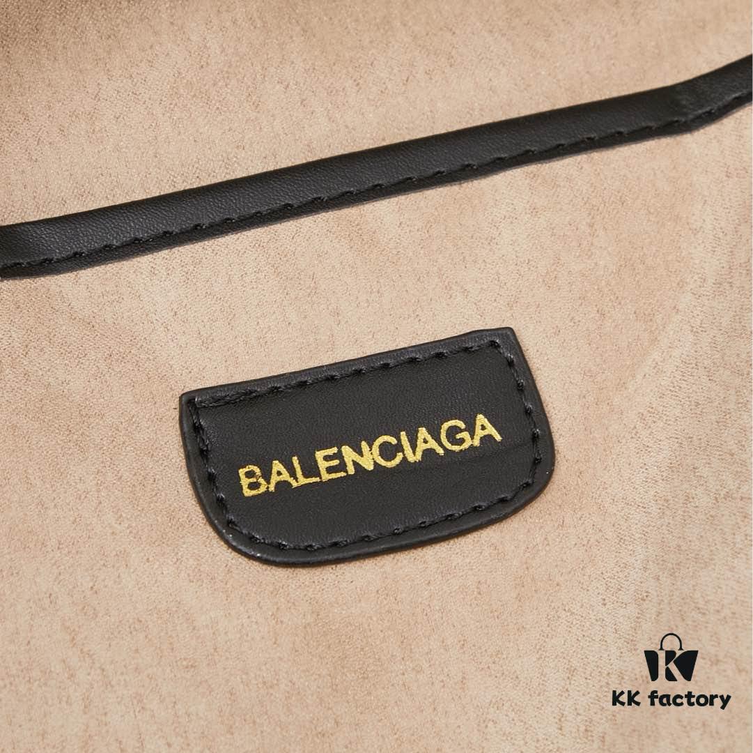 6930e1746e68136f4d9b231d Small Balenciaga Hardware Tote – A modern reinterpretation of the canvas bag originally developed for the Marine Corps