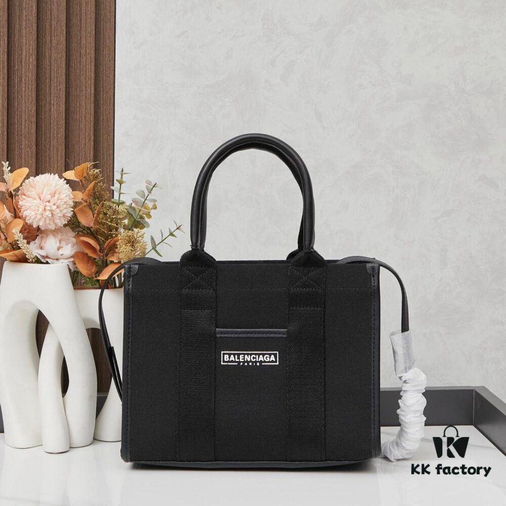 6930e1746e68136f4d9b231e Small Balenciaga Hardware Tote – A modern interpretation of a canvas bag originally developed for the Marine Corps, crafted from organic cotton canvas with structured design and interior pocket, spacious and ultra-lightweight, effortlessly stylish for any occasion.