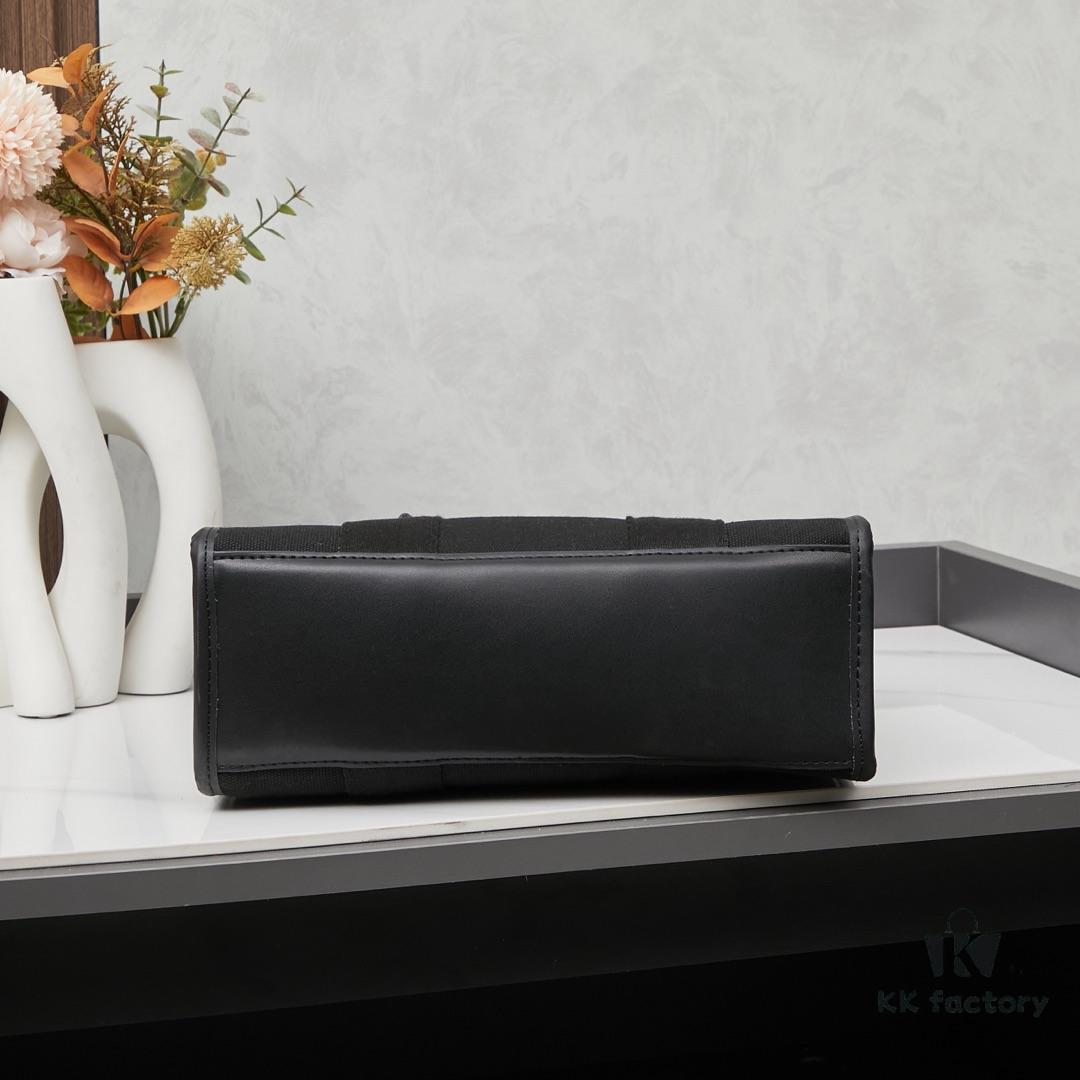 6930e1766e68136f4d9b2322 Small Balenciaga Hardware Tote – A modern interpretation of a canvas bag originally developed for the Marine Corps, crafted from organic cotton canvas with structured design and interior pocket, spacious and ultra-lightweight, effortlessly stylish for any occasion.