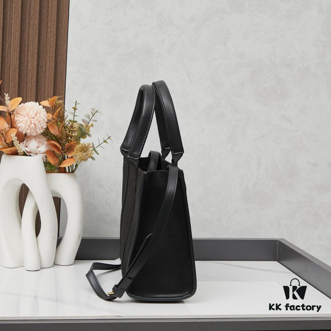 6930e1796e68136f4d9b2323 Small Balenciaga Hardware Tote – A modern interpretation of a canvas bag originally developed for the Marine Corps, crafted from organic cotton canvas with structured design and interior pocket, spacious and ultra-lightweight, effortlessly stylish for any occasion.