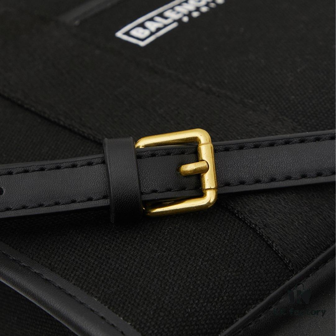 6930e17a6e68136f4d9b2324 Small Balenciaga Hardware Tote – A modern interpretation of a canvas bag originally developed for the Marine Corps, crafted from organic cotton canvas with structured design and interior pocket, spacious and ultra-lightweight, effortlessly stylish for any occasion.