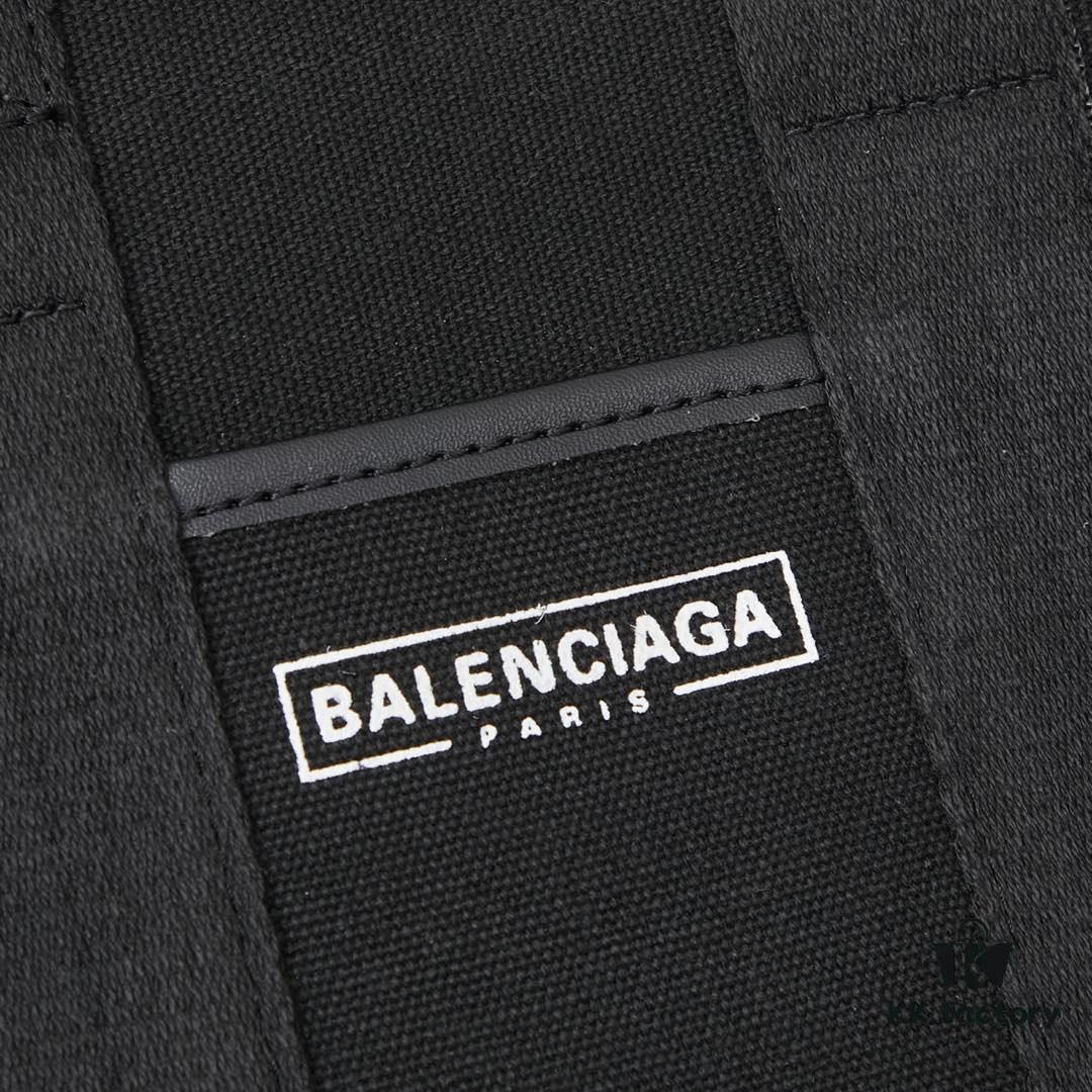 6930e17a6e68136f4d9b2325 Small Balenciaga Hardware Tote – A modern interpretation of a canvas bag originally developed for the Marine Corps, crafted from organic cotton canvas with structured design and interior pocket, spacious and ultra-lightweight, effortlessly stylish for any occasion.