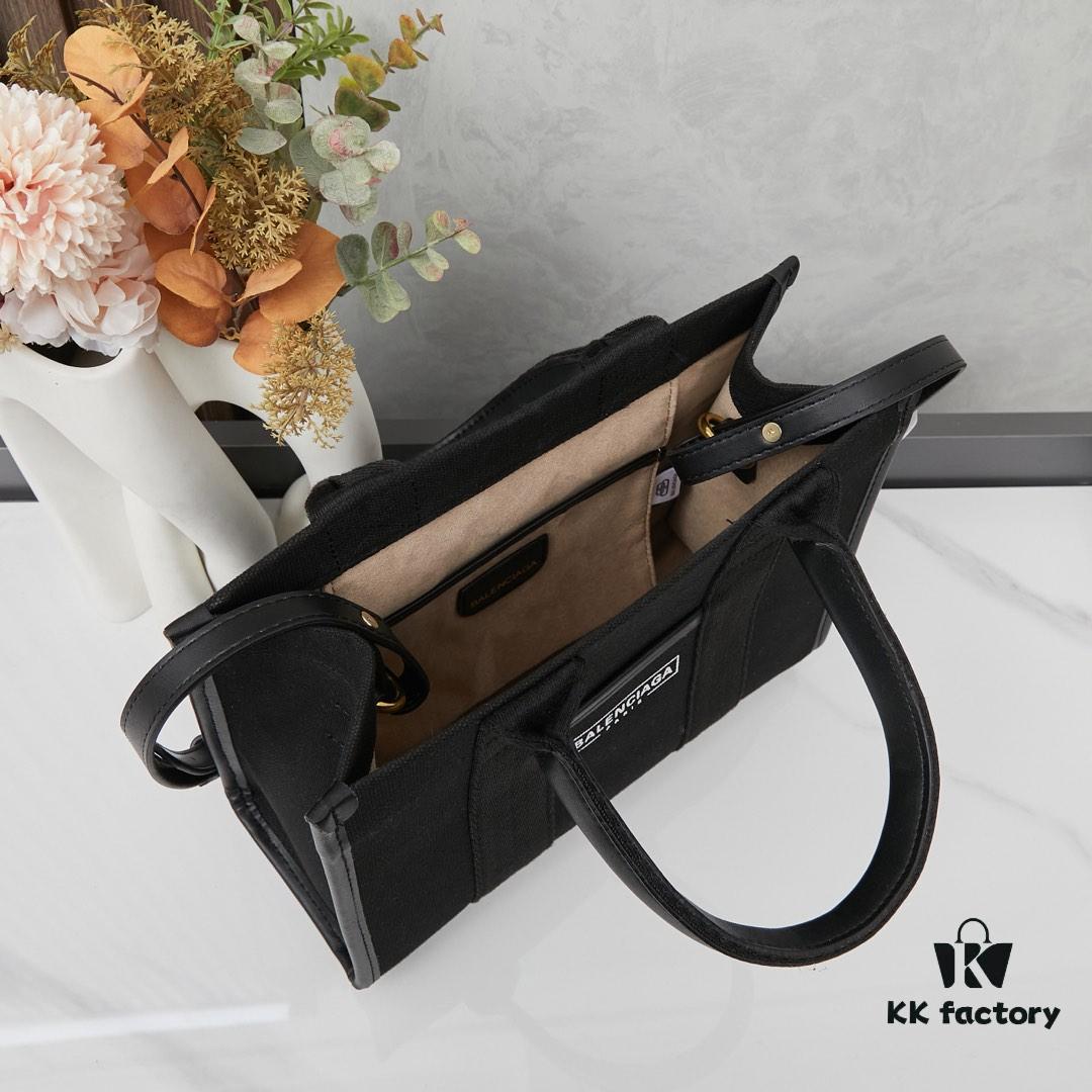 6930e17b6e68136f4d9b2329 Small Balenciaga Hardware Tote – A modern interpretation of a canvas bag originally developed for the Marine Corps, crafted from organic cotton canvas with structured design and interior pocket, spacious and ultra-lightweight, effortlessly stylish for any occasion.