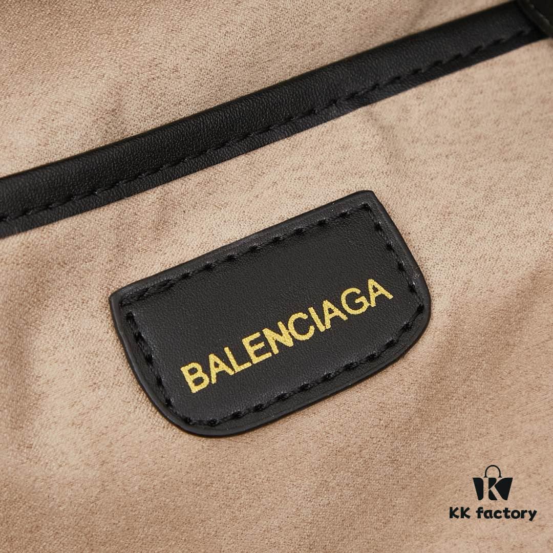 6930e17b6e68136f4d9b232a Small Balenciaga Hardware Tote – A modern interpretation of a canvas bag originally developed for the Marine Corps, crafted from organic cotton canvas with structured design and interior pocket, spacious and ultra-lightweight, effortlessly stylish for any occasion.