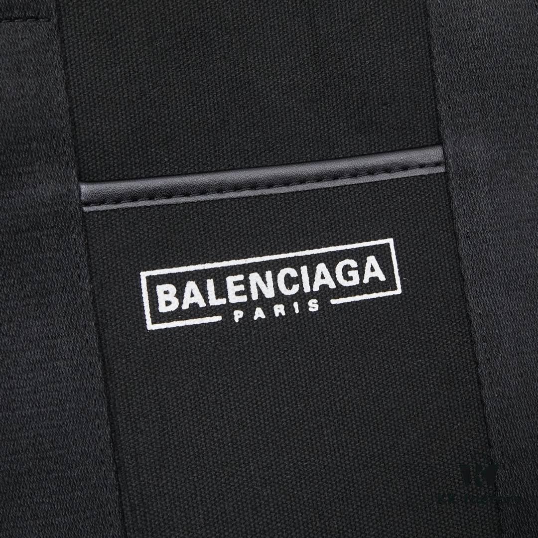 6930e1876e68136f4d9b233b Large Balenciaga Hardware Tote – A modern interpretation of a canvas bag originally developed for the Marine Corps