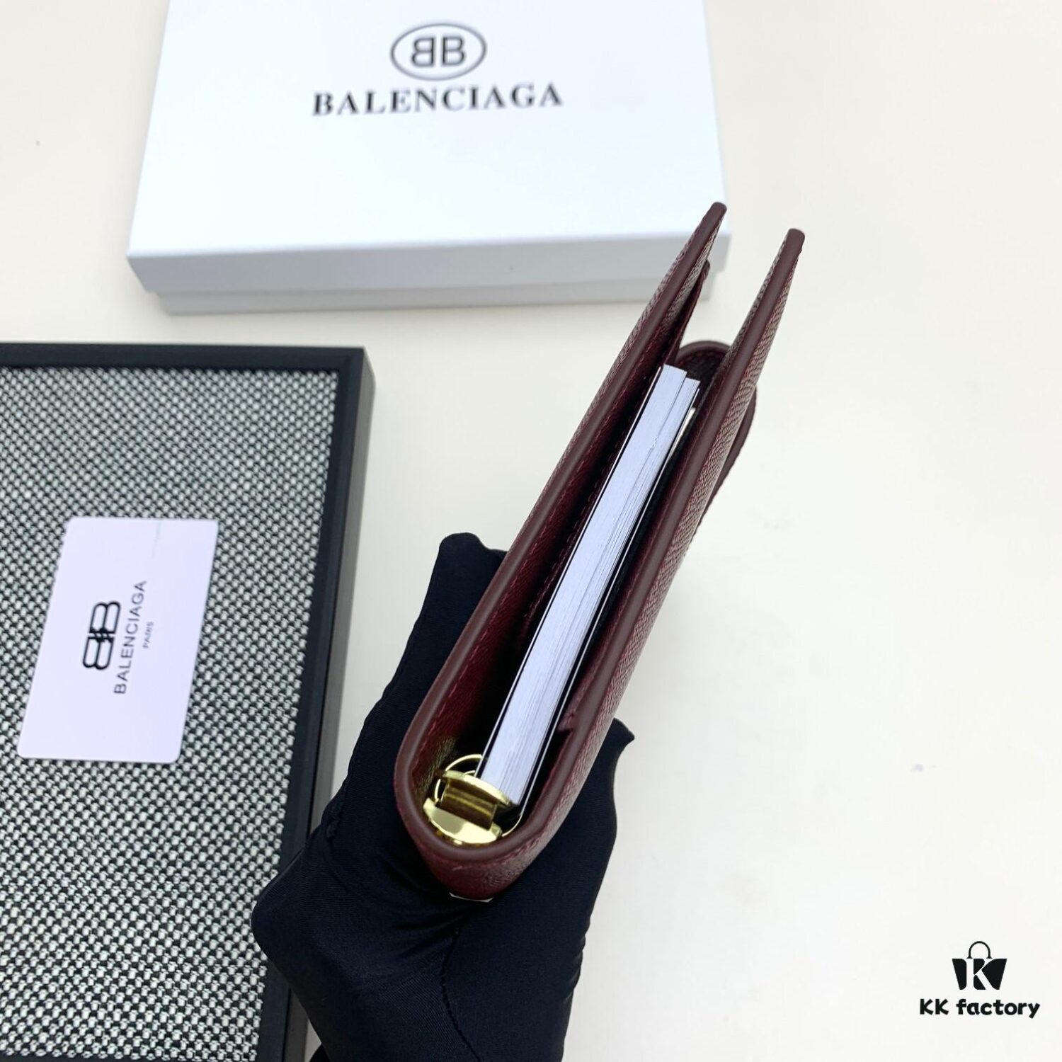 6930e19d6e68136f4d9b2353 BALENCIAGA Notepad ✉️ Boutique Edition, Exquisite Smooth Material, Impeccable Craftsmanship, Featuring Card Slots and Interior Compartments, Size 15x19x4cm