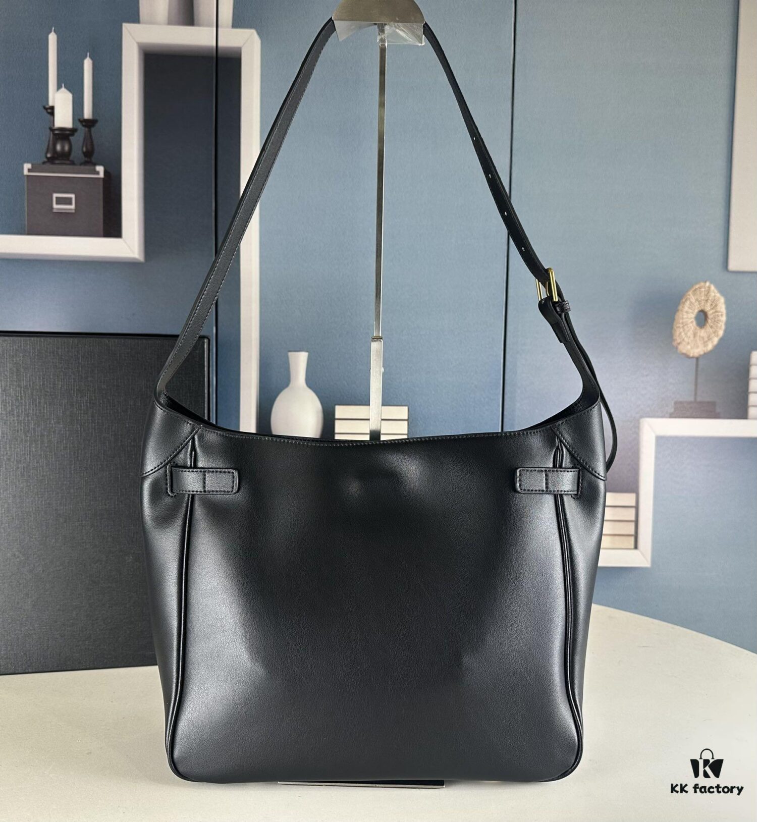 6930e1be6e68136f4d9b237b New BALENCIAGA Winter 24 Collection Re-See Shoulder Bucket Bag, Full-Grain Leather, Minimalist Luxury Design, Upcycled Motorbike Glove Handbag with Keychain Closure, Elegant and Sophisticated Lazy Lady Style