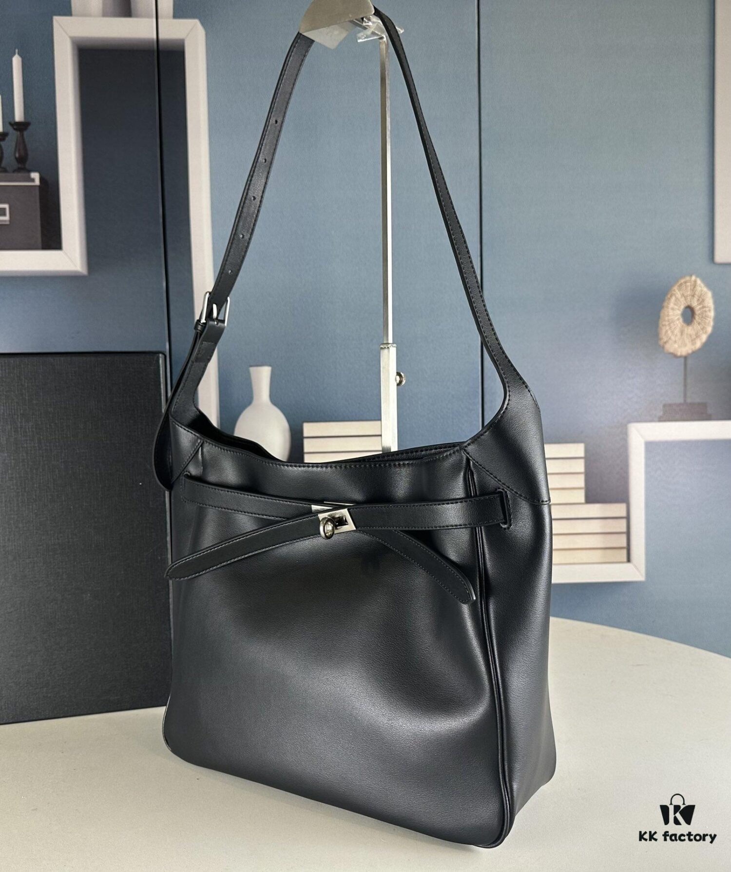 6930e1c36e68136f4d9b2381 New Balenciaga Winter 24 Collection Re-See Shoulder Bucket Bag, Top-Grain Leather, Minimalist Luxury Design, Recycled Motorcycle Glove Handbag with Keychain Closure, Elegant and Sophisticated Look