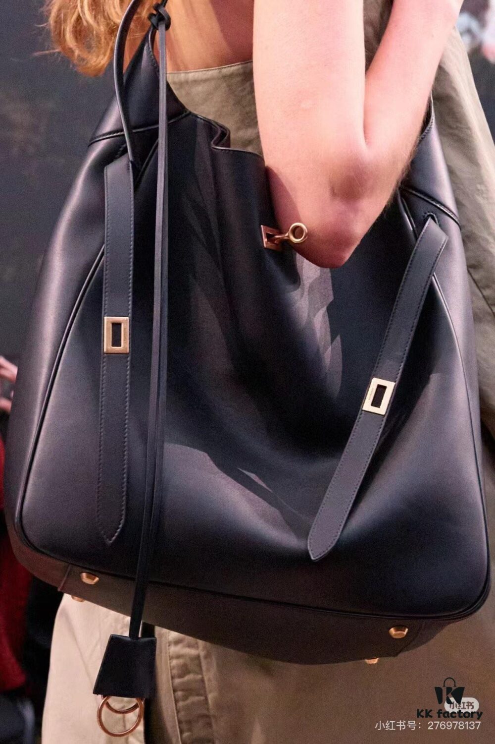 6930e22d6e68136f4d9b2414 New Balenciaga Winter 24 Collection Re-See Shoulder Bucket Bag, Top-Grain Leather, Minimalist Luxury Design, Upcycled Motorbike Glove Handbag with Keychain Closure, Effortless Chic Style