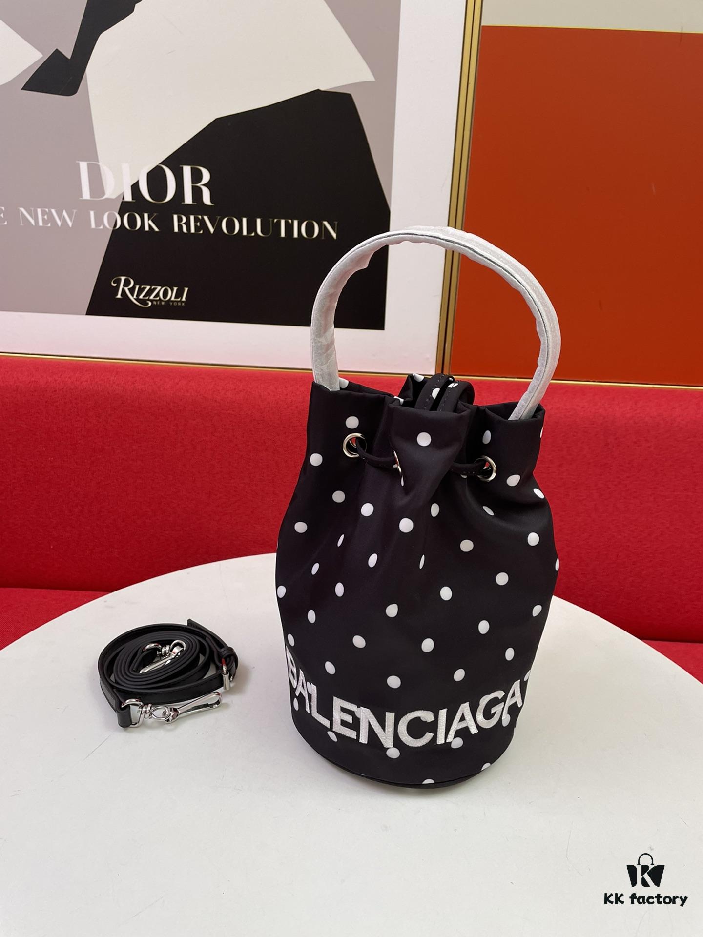 6930e3fb6e68136f4d9b26e1 BALENCIAGA Spring Summer New Arrival NAVY CABAS Bucket Bag