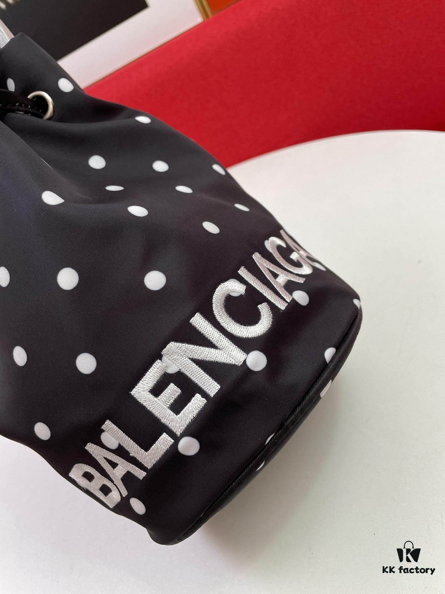6930e3fb6e68136f4d9b26e2 BALENCIAGA Spring Summer New Arrival NAVY CABAS Bucket Bag