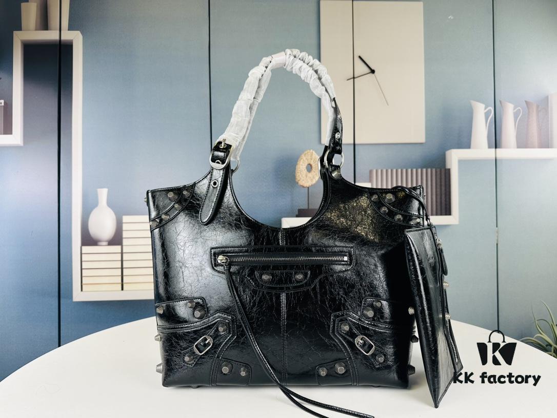6930e42c6e68136f4d9b2730 Balenciaga's New Large Tote from Fall 23 Collection