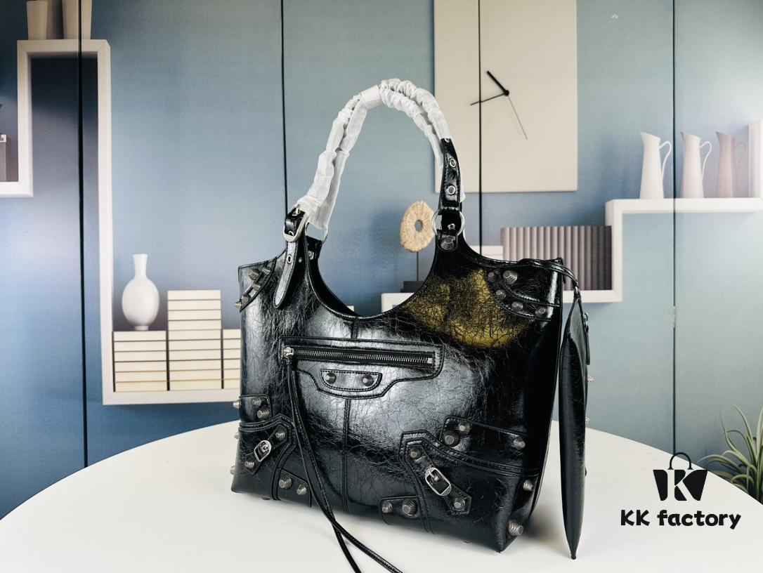 6930e42d6e68136f4d9b2731 Balenciaga's New Large Tote from Fall 23 Collection