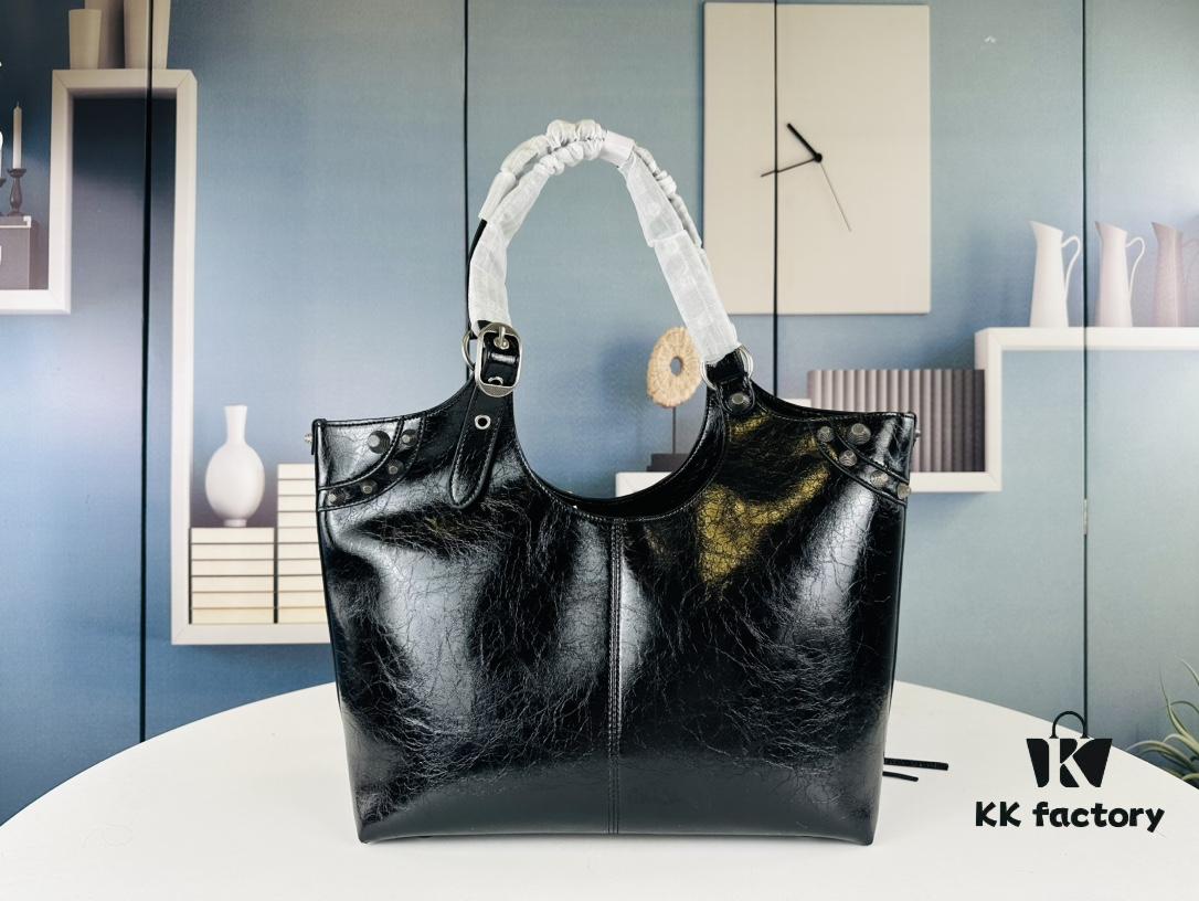 6930e42e6e68136f4d9b2734 Balenciaga's New Large Tote from Fall 23 Collection