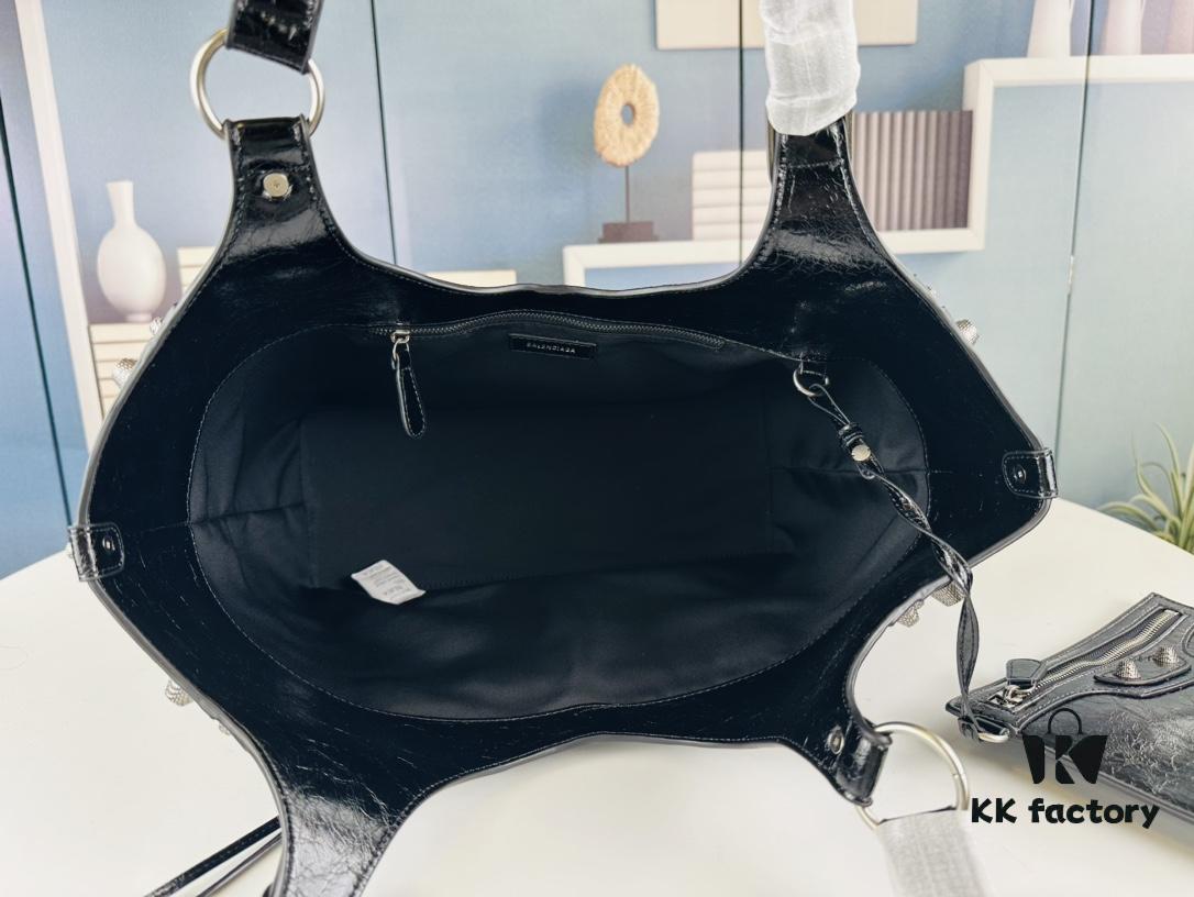 6930e4306e68136f4d9b2739 Balenciaga's New Large Tote from Fall 23 Collection