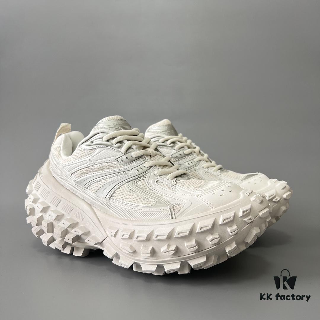 6930e8b66e68136f4d9b2ecb BALENCIAGA Defender Silver Tire Dad Sneakers Unisex
