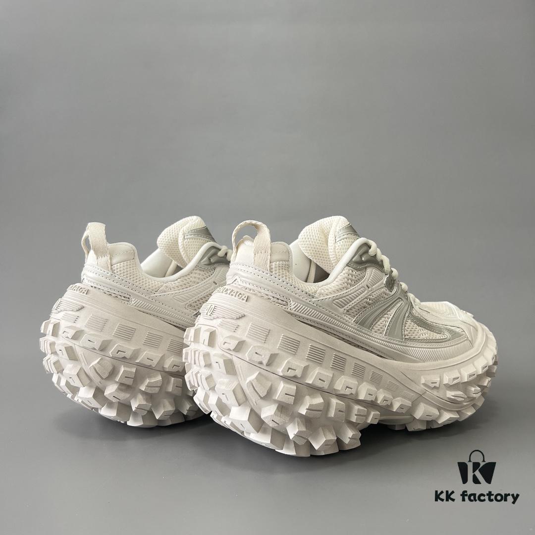 6930e8b76e68136f4d9b2ecc BALENCIAGA Defender Silver Tire Dad Sneakers Unisex