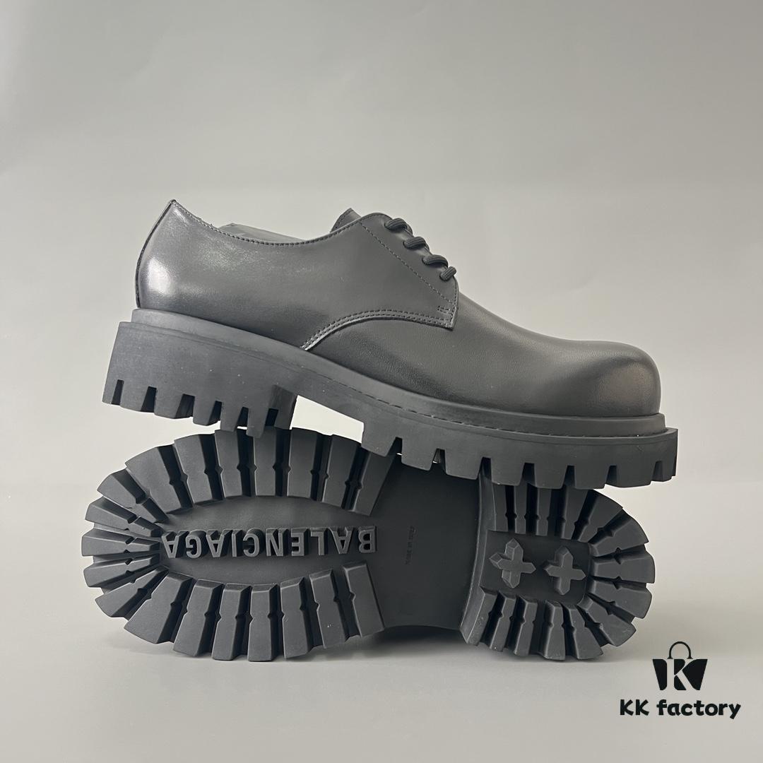 Balenciaga Sergent Derby Shoes in Smooth Calfskin Leather in Black