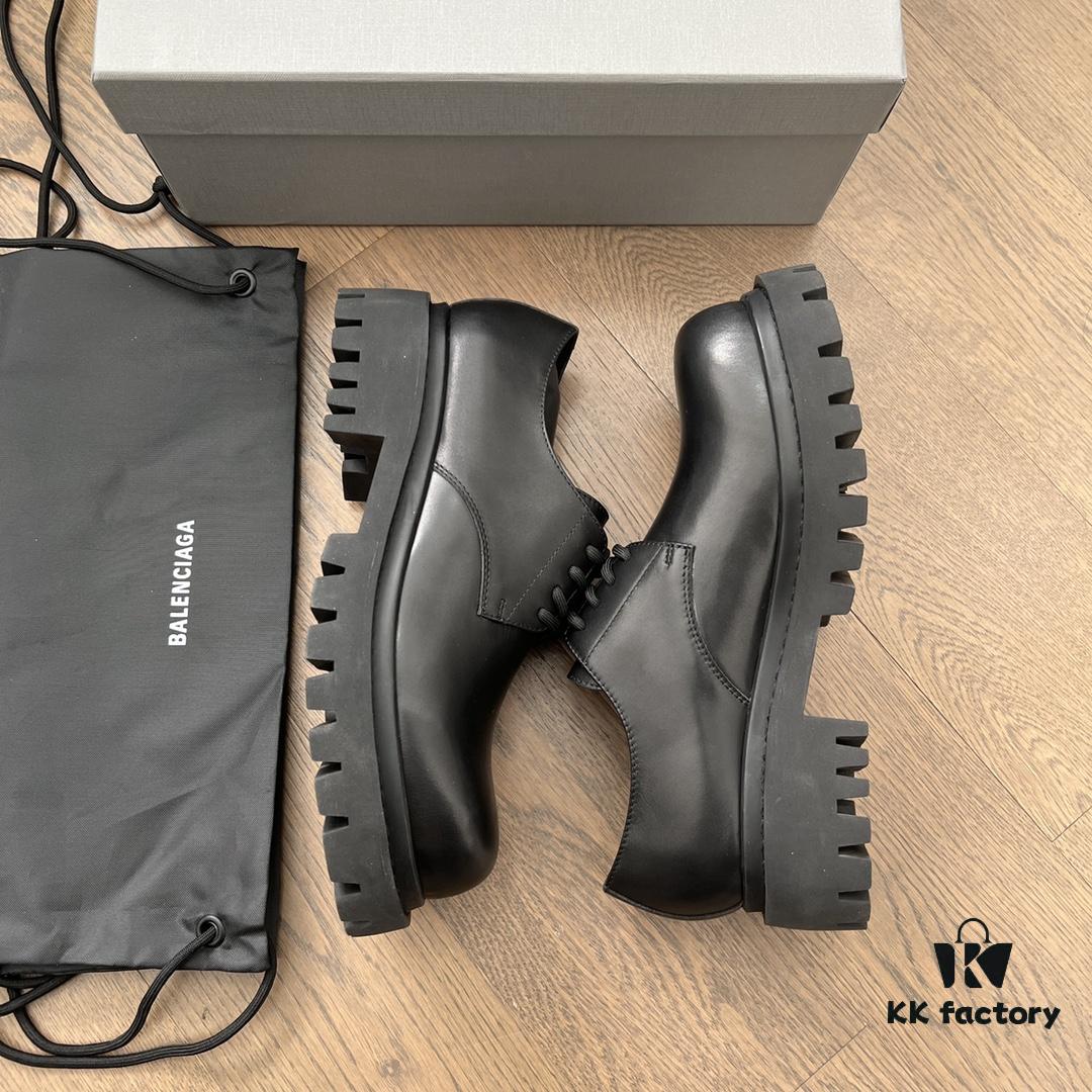 Balenciaga Sergent Derby Shoes in Smooth Calfskin Leather in Black