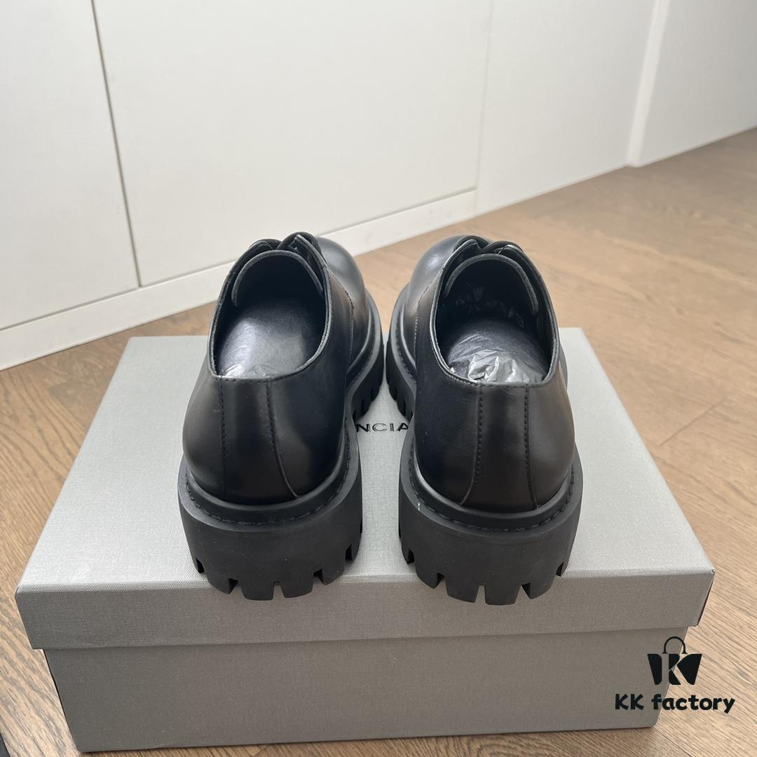 Balenciaga Sergent Derby Shoes in Smooth Calfskin Leather in Black