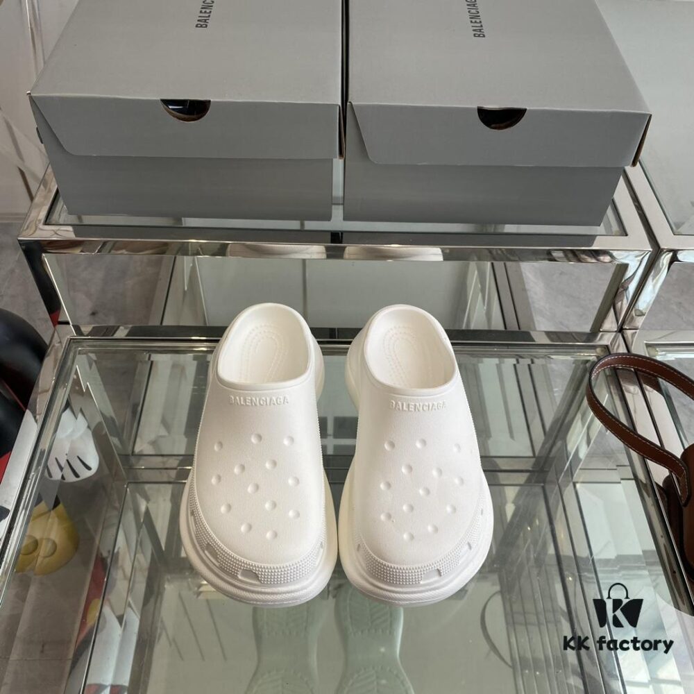 6930ea3c6e68136f4d9b30af Balenciaga x Crocs Slides! Extremely comfortable to wear with bare legs, turning heads everywhere. Perfect combination of height enhancement and comfort. A must-have item recommended by influencers.