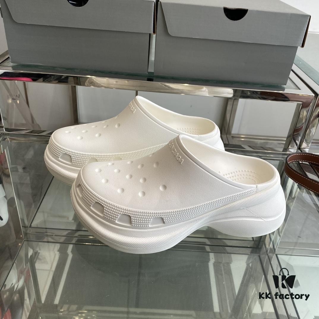 6930ea3d6e68136f4d9b30b1 Balenciaga x Crocs Slides! Extremely comfortable to wear with bare legs, turning heads everywhere. Perfect combination of height enhancement and comfort. A must-have item recommended by influencers.