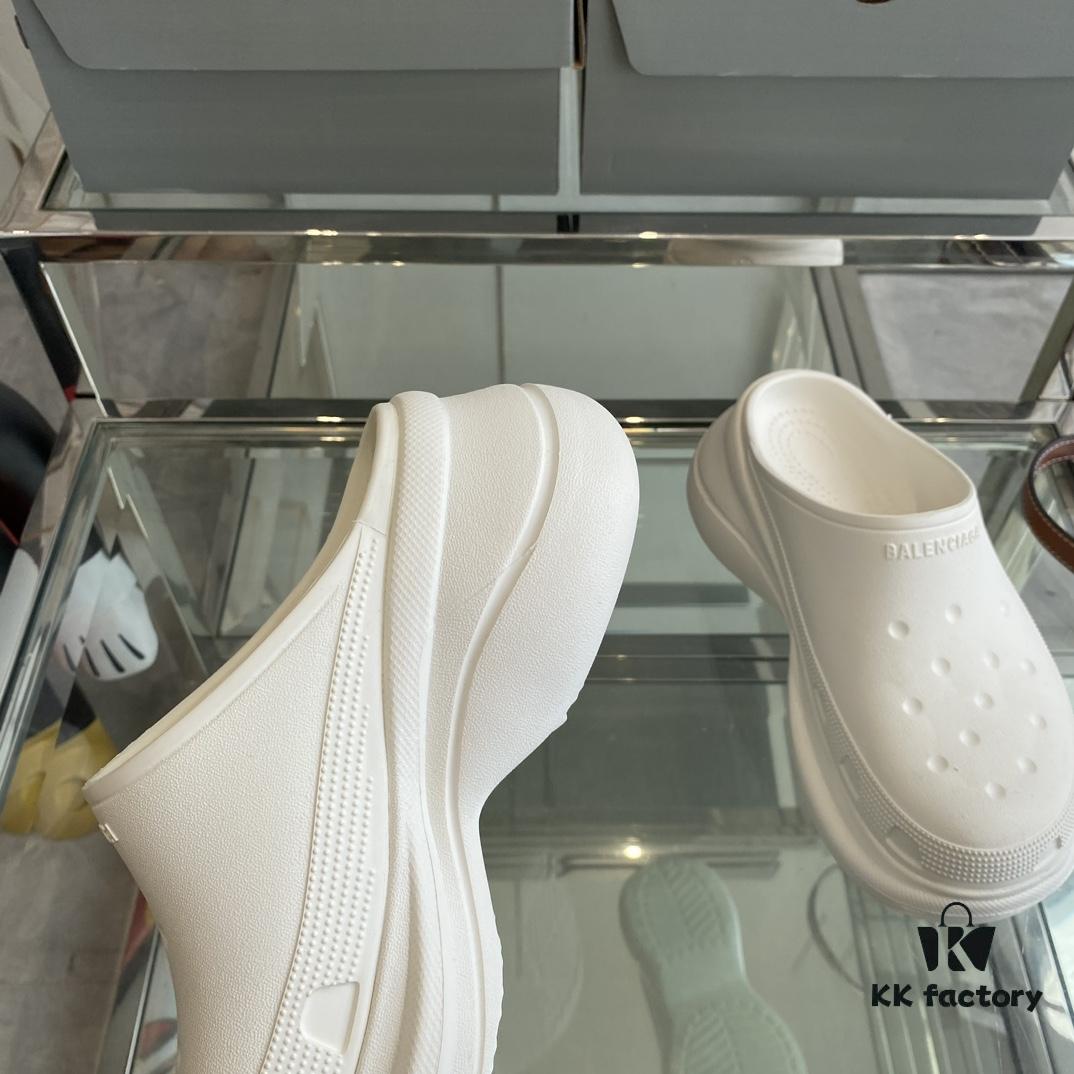 6930ea416e68136f4d9b30b3 Balenciaga x Crocs Slides! Extremely comfortable to wear with bare legs, turning heads everywhere. Perfect combination of height enhancement and comfort. A must-have item recommended by influencers.