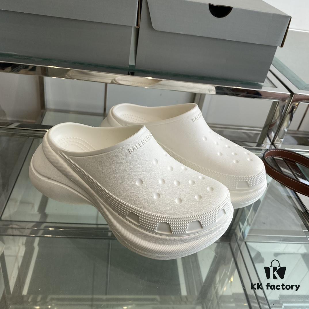 6930ea666e68136f4d9b30da Balenciaga x Crocs Slides! Extremely comfortable to wear with bare legs, turning heads everywhere. Perfect combination of height enhancement and comfort. A must-have item recommended by influencers.