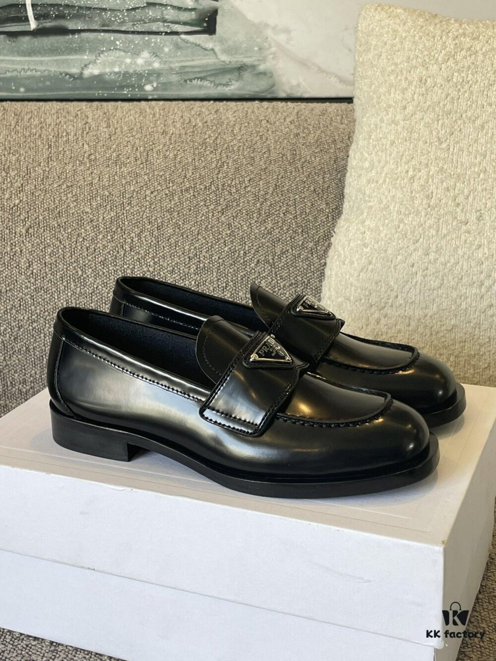 6930ec756e68136f4d9b33da Prada 22SS Classic Leather-Soled Loafers