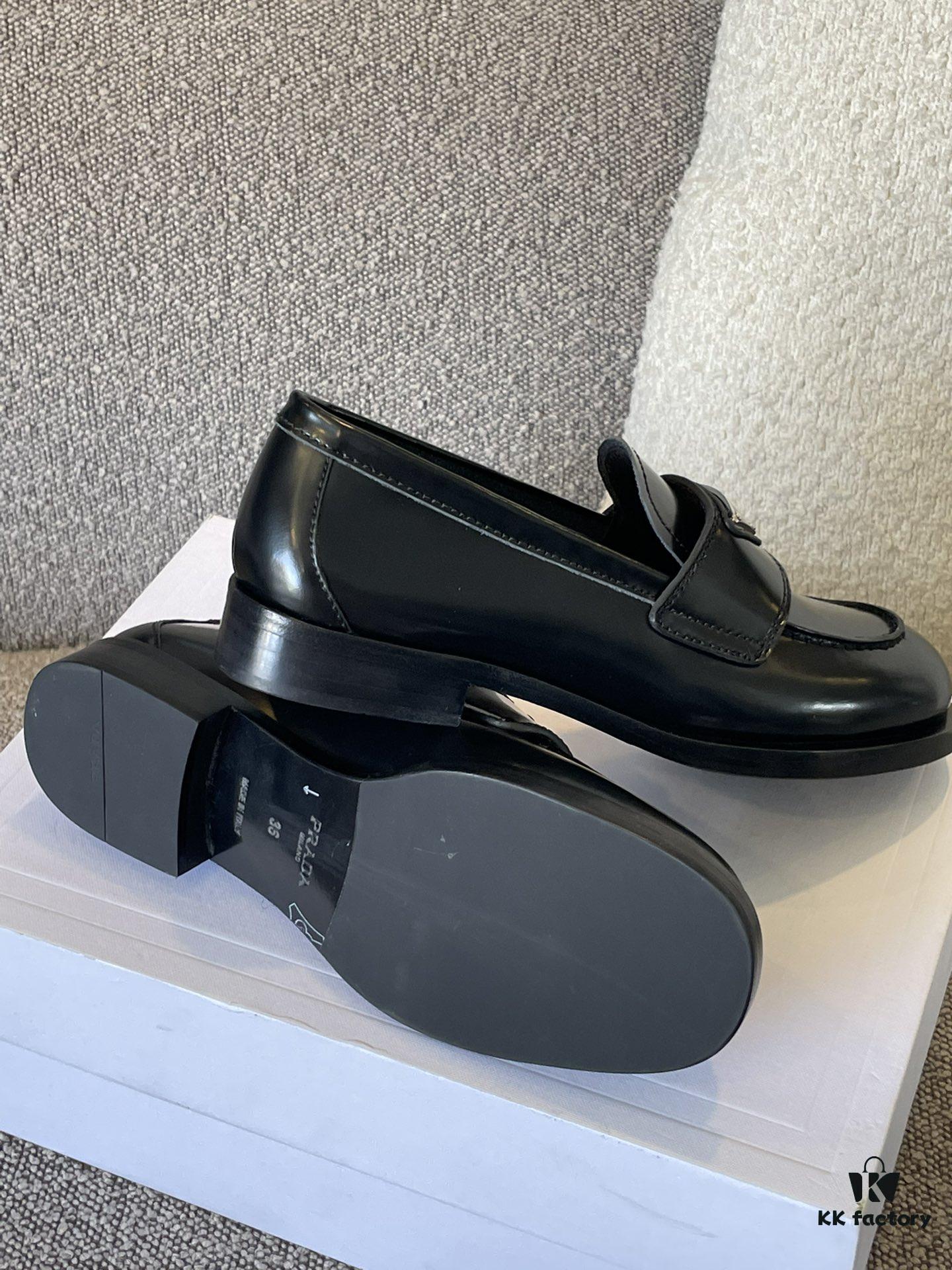 6930ec7a6e68136f4d9b33e2 Prada 22SS Classic Leather-Soled Loafers