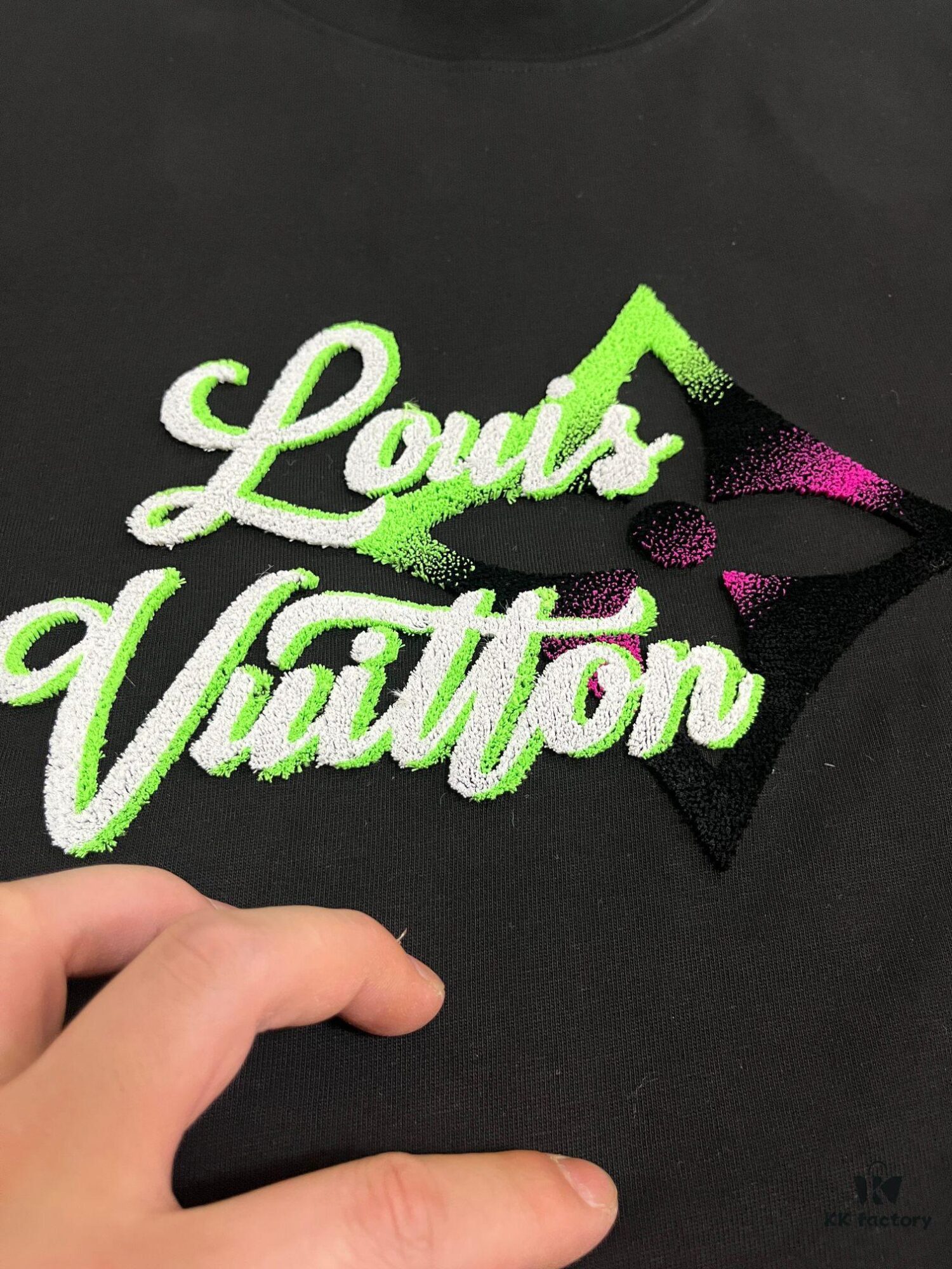 6930f5006e68136f4d9b3f76 LOUIS VUITTON Lv Louis Vuitton New Logo Embroidered Gradient Letter Crew Neck Short Sleeve T-Shirt