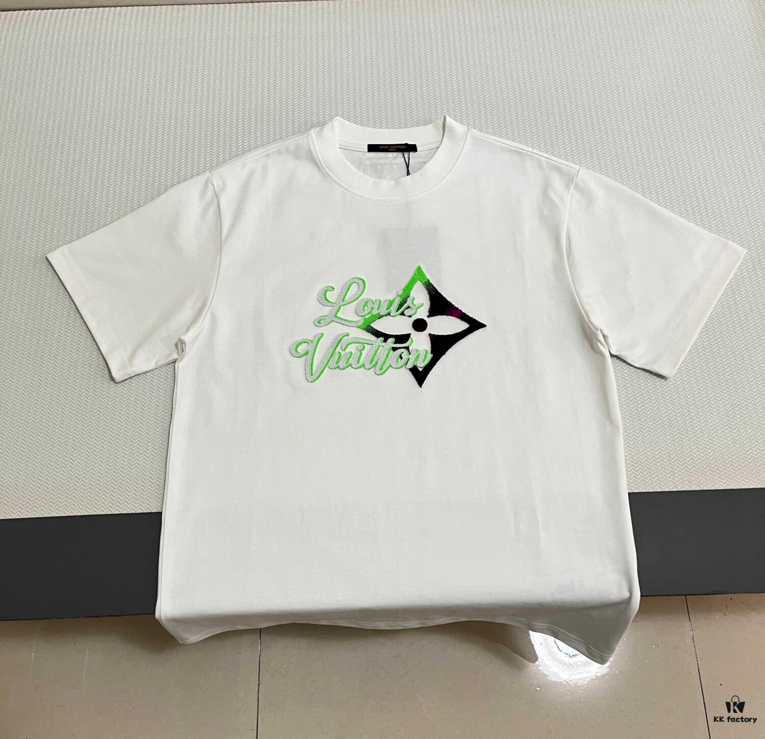 6930f5026e68136f4d9b3f78 LOUIS VUITTON Lv Louis Vuitton New Logo Embroidered Gradient Letter Crew Neck Short Sleeve T-Shirt