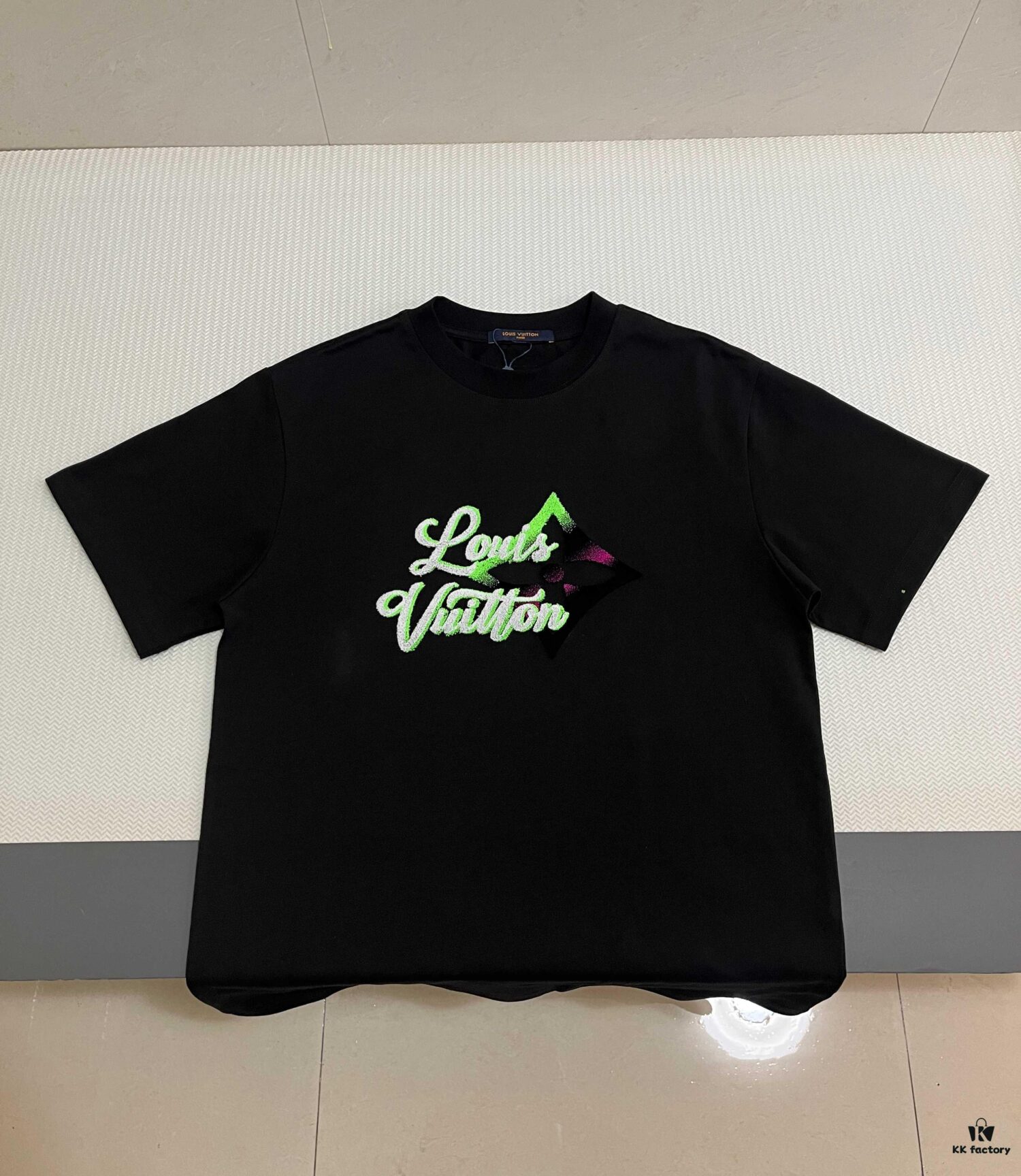 6930f5036e68136f4d9b3f7a LOUIS VUITTON Lv Louis Vuitton New Logo Embroidered Gradient Letter Crew Neck Short Sleeve T-Shirt