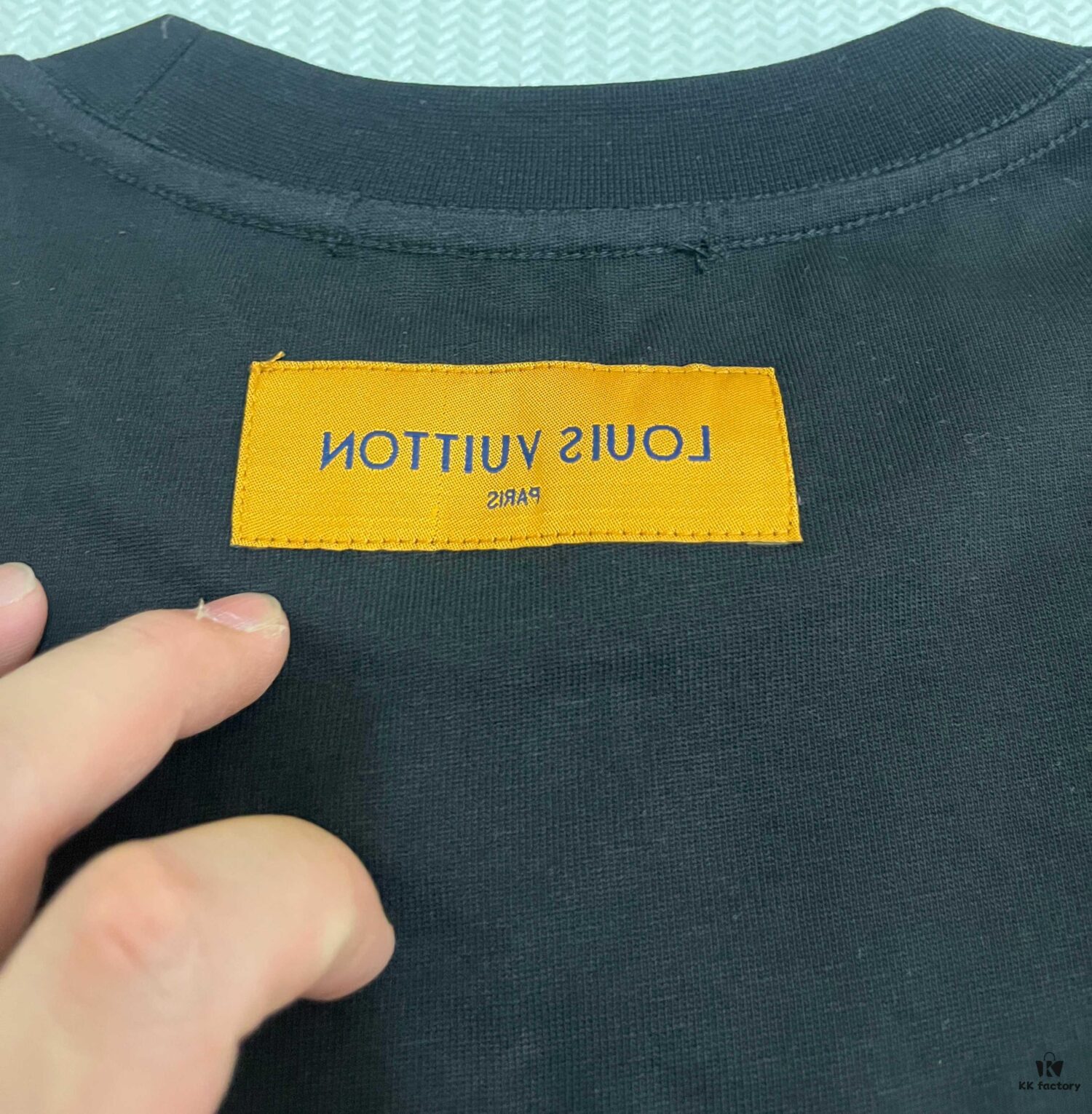 6930f5066e68136f4d9b3f7c LOUIS VUITTON Lv Louis Vuitton New Logo Embroidered Gradient Letter Crew Neck Short Sleeve T-Shirt