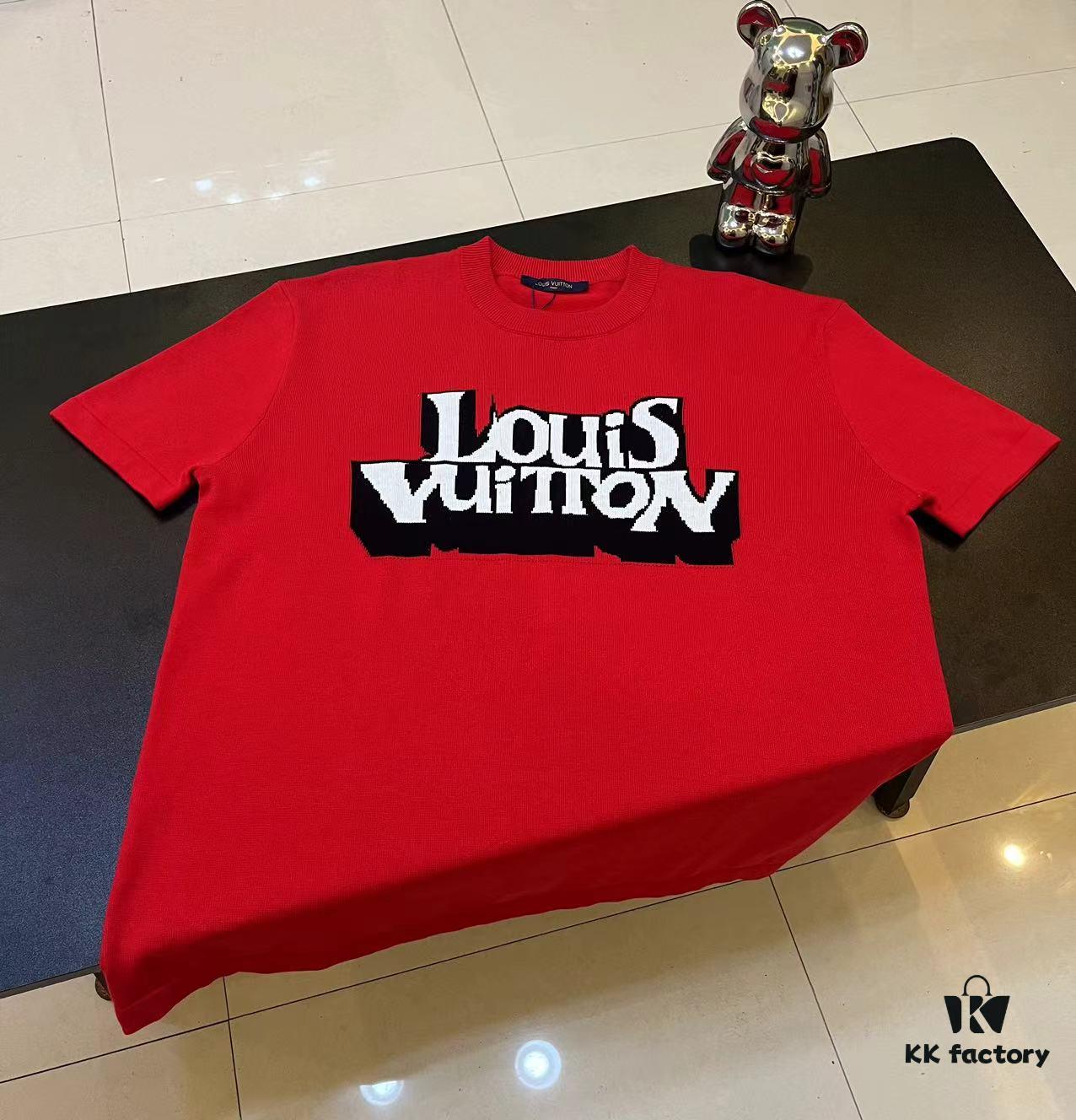 6930f51e6e68136f4d9b3f9d LOUIS VUITTON LV Monogram Jacquard Knit Short-Sleeve T-Shirt 24SS, Made with Fine Cotton Knitting, Intarsia LU Logo on Chest, Soft and Comfortable Fit
