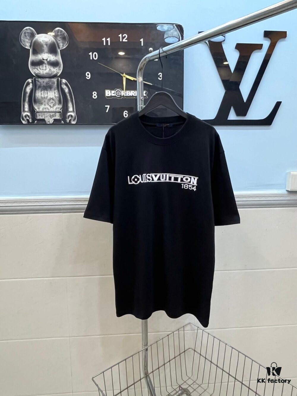 6930f5226e68136f4d9b3fa0 Louis Vuitton/LV New Embroidered Appliqué Round Neck Short Sleeve T-Shirt