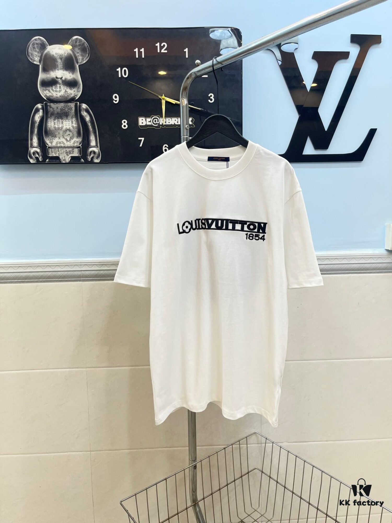6930f5226e68136f4d9b3fa1 Louis Vuitton/LV New Embroidered Appliqué Round Neck Short Sleeve T-Shirt