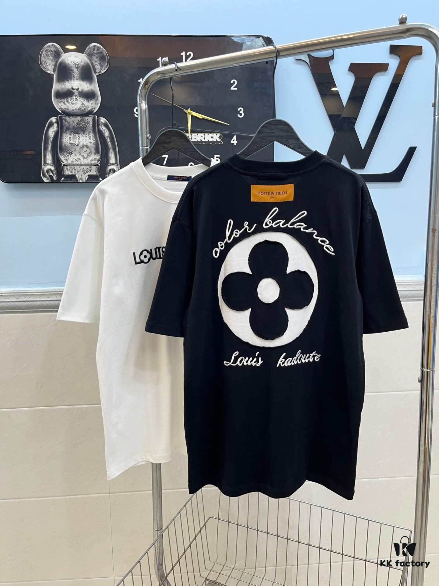 6930f5236e68136f4d9b3fa3 Louis Vuitton/LV New Embroidered Appliqué Round Neck Short Sleeve T-Shirt
