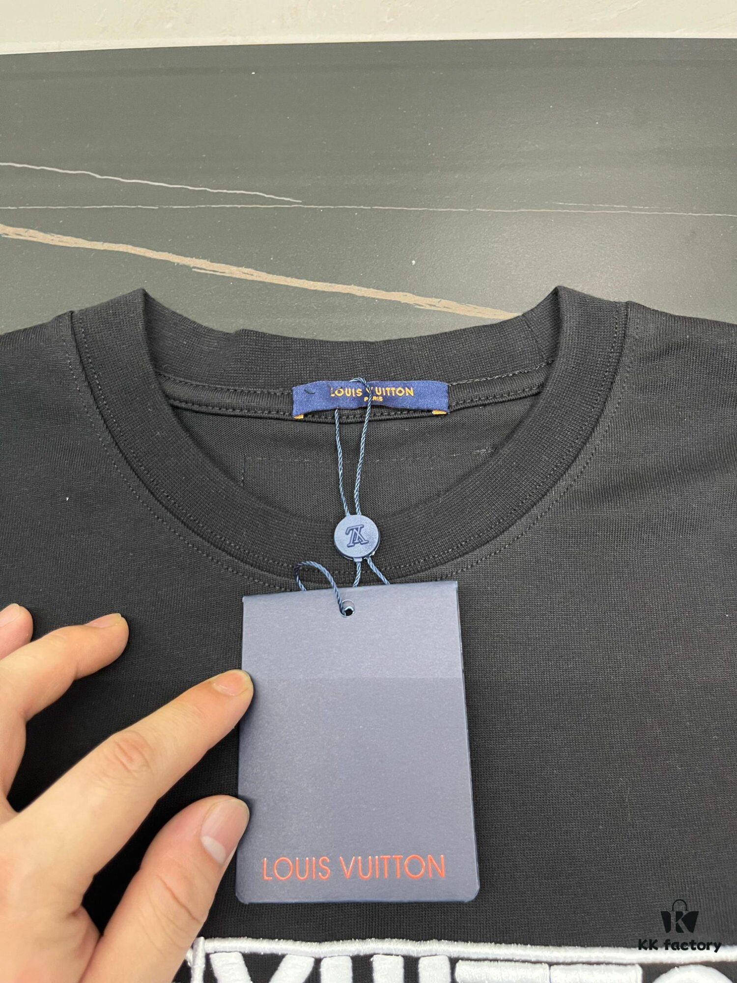 6930f5286e68136f4d9b3fa5 Louis Vuitton/LV New Embroidered Appliqué Round Neck Short Sleeve T-Shirt
