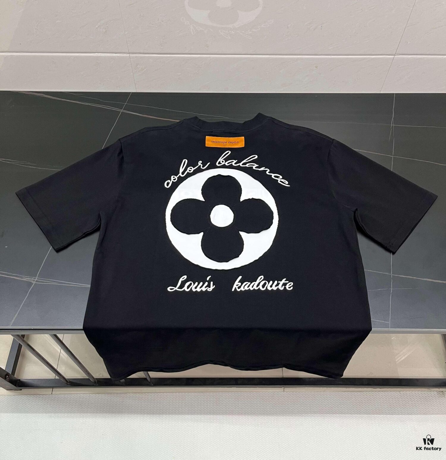 6930f5296e68136f4d9b3fa7 Louis Vuitton/LV New Embroidered Appliqué Round Neck Short Sleeve T-Shirt