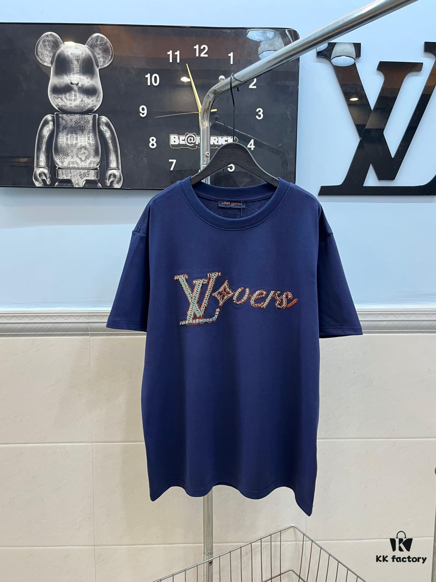 6930f5326e68136f4d9b3fb0 LOUIS VUITTON Hand-Embroidered Beaded Short-Sleeve T-Shirt Crafted from 280g Pure Cotton Double-Yarn Fabric with Delicate Beadwork Logo on Front, Adding Elegant and Textured Detail to Everyday Looks