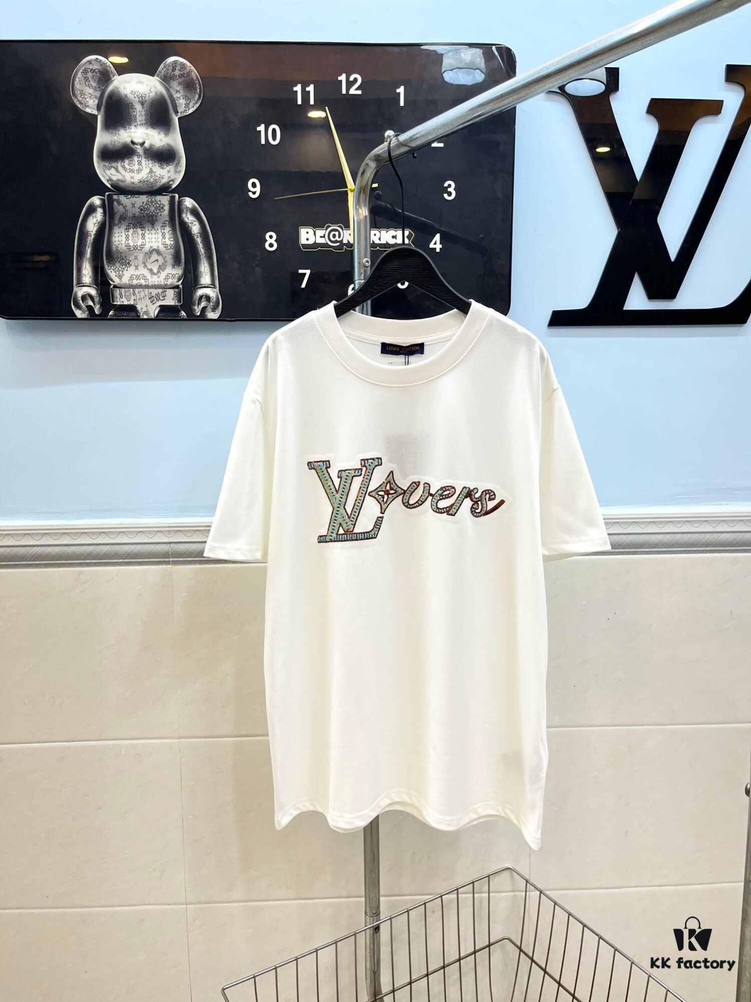 6930f5346e68136f4d9b3fb3 LOUIS VUITTON Hand-Embroidered Beaded Short-Sleeve T-Shirt Crafted from 280g Pure Cotton Double-Yarn Fabric with Delicate Beadwork Logo on Front, Adding Elegant and Textured Detail to Everyday Looks